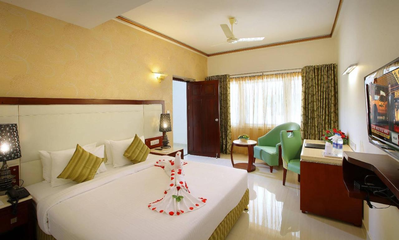 Hotel Port Palace Kovalam Bagian luar foto
