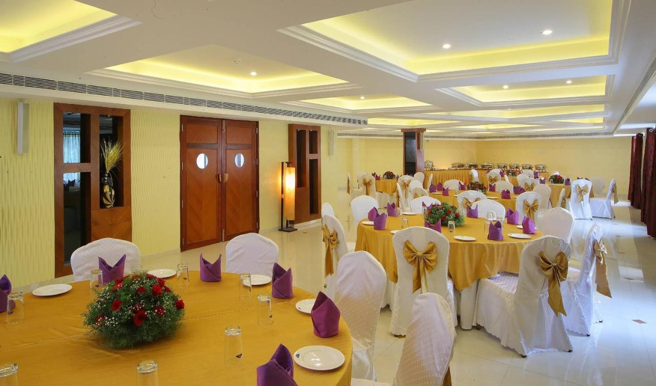 Hotel Port Palace Kovalam Bagian luar foto